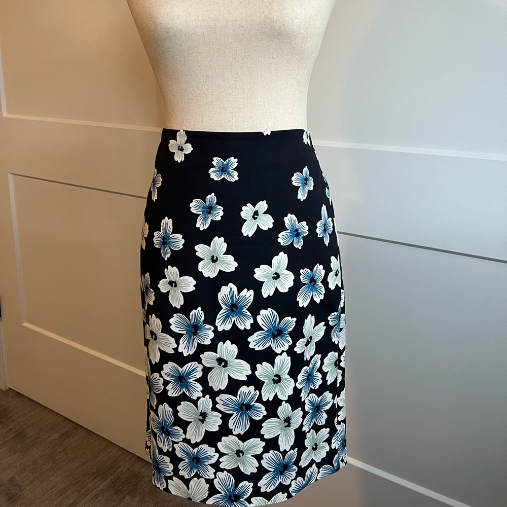 Navy Floral Ann Taylor pencil skirt / Size 2